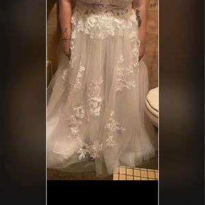 Gorgeous floral print wedding dress only worn to try on.